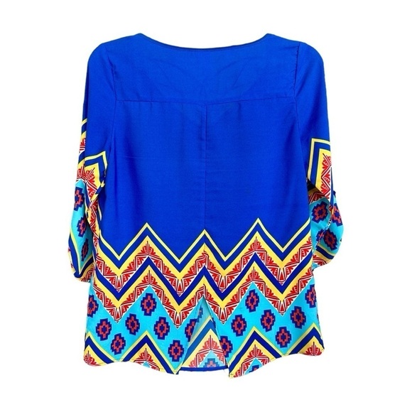 PINK OWL, NWOT,WOMENS AZTEC DESIGN TOP. 
V-NECK WITH 3/4 ROLL-UP SLEEVES.SIZE S - Picture 4 of 7